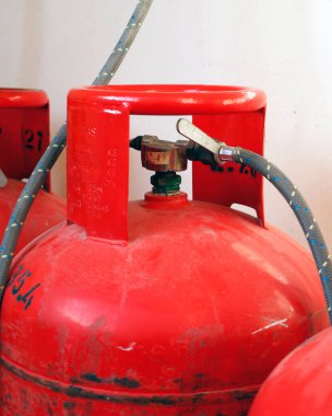 sıvı petrol gazı (LPG) silindirleri bir haznede depolanır