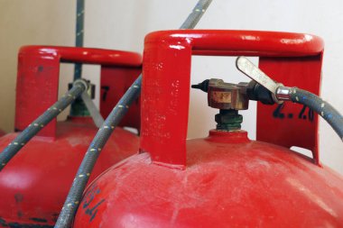 sıvı petrol gazı (LPG) silindirleri bir haznede depolanır