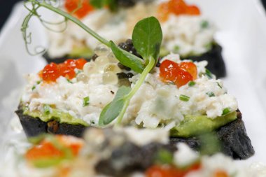 Avokado soslu yengeç havyarlı tart ve kömürlü tost.