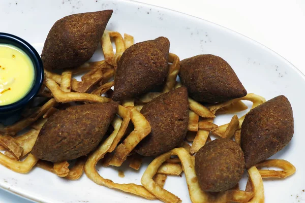 Kuzu kibbeh ya da kebbeh, mezze tabağında popüler orta doğu Arap atıştırmalığı.