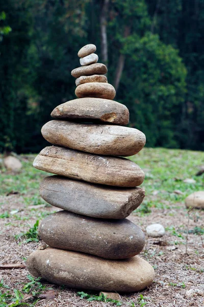 Камни Гальки Сложены Пирамиду Естественном Фоне Концепция Гармонии Равновесия Медитации — стоковое фото