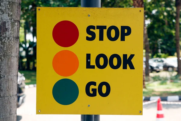 Trafik Grön Röd Gul Ljussignal Beskrivning Bräda — Stockfoto