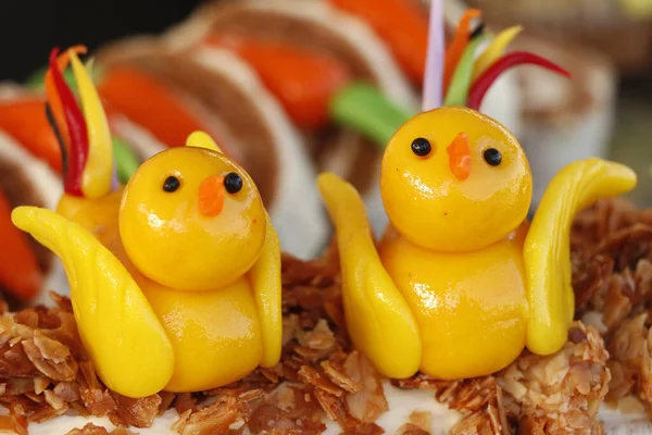 Lustiges Ostermarzipan Huhn Zum Kuchenbelag — Stockfoto