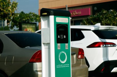 Dubai, Birleşik Arap Emirlikleri - 10 Ocak 2023 Dubai su ve elektrik idaresi tarafından sağlanan bir kamu parkında elektrikli araba şarj istasyonu