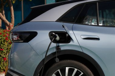 Dubai, Birleşik Arap Emirlikleri - 10 Ocak 2023 Dubai su ve elektrik idaresi tarafından sağlanan bir kamu parkında elektrikli araba şarj istasyonu