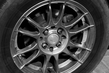 Dubai, Birleşik Arap Emirlikleri - 10 Ocak 2023 Araç tekerleği metal alaşımı jant ve lastik yakın plan, siyah ve beyaz