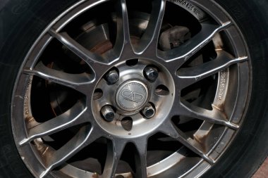 Dubai, Birleşik Arap Emirlikleri - 10 Ocak 2023 Araç tekerleği metal alaşımı jant ve lastik yakın plan