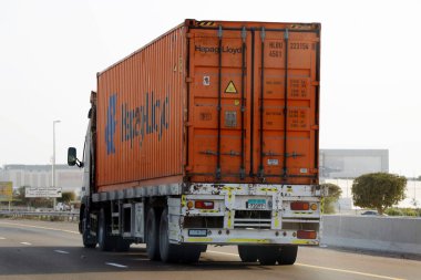 Abu Dabi, Birleşik Arap Emirlikleri - 12 Nisan 2023 Şeyh zayed yolunda taşınan lojistik konteynır