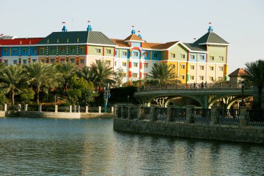 Dubai, Birleşik Arap Emirlikleri - 13 Şubat 2023 legoland Dubai su kanalı manzaralı