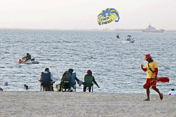 Дубай Оаэ Августа 2022 Года Люди Наслаждаются Пляже — стоковое фото