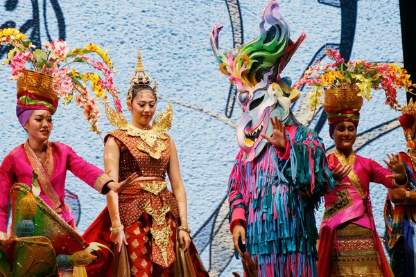阿联酋迪拜 2022年3月15日 泰国人传统舞蹈家 舞台上穿着艳丽的正装 — 图库照片