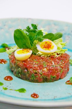 Çiğ yemek spesiyali, biftek tartar ya da yapraklı ve yumurtalı biftek.