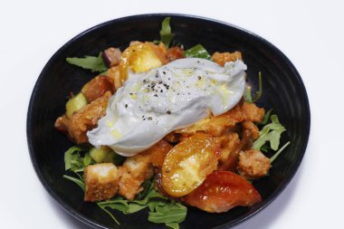 Aile yadigarı ya da miras domates ve burrata ya da beyaz arka planı olan bir kasede mozzarella peynirli salata.