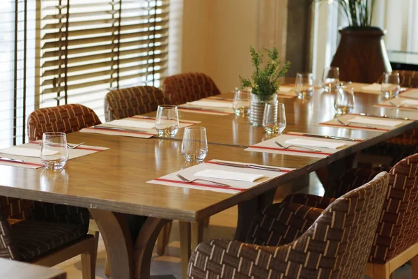 Casual Εστιατόριο Τραπέζι Που Έχει Συσταθεί Σκούρο Καφέ Χρώμα Θέμα — Φωτογραφία Αρχείου