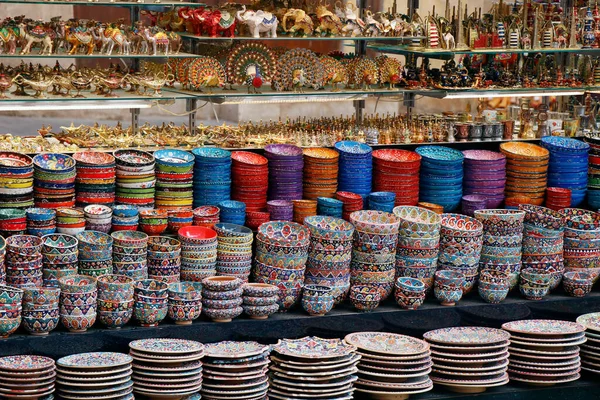 Arabiskt Stil Färgglada Keramiska Plattor Och Bestick För Försäljning Gata — Stockfoto