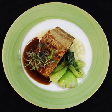 Patates püresi, saute bok choy ve soya sosuyla domuz eti çatırdıyor.