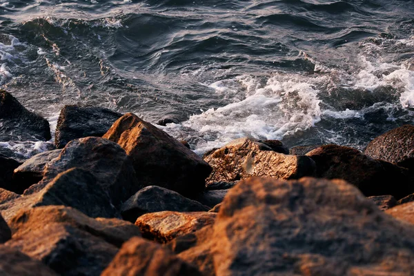 バリアと岩ダムや保護海水 河口の波海の波のサーフから海岸を守るために石 — ストック写真
