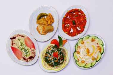 Lübnan yemekleri mezze, Arap yemekleri humus, muhammara, mantar, tabul ve asma yaprakları içerir.