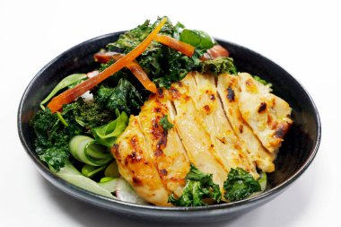 miso macunu jöleli tavuk karışık sebze ve marul salatası kasede beyaz arka planda