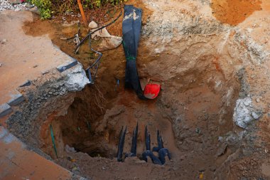 Yeraltı kablo işinden dolayı ayak yolunun yakınındaki derin kazılar