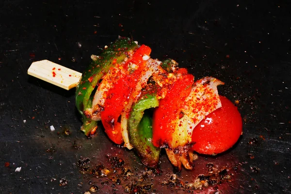 ホットグリルプレートまたはグリッドルで調理されたペッパー ズチニン トマトと混合野菜の歪み — ストック写真