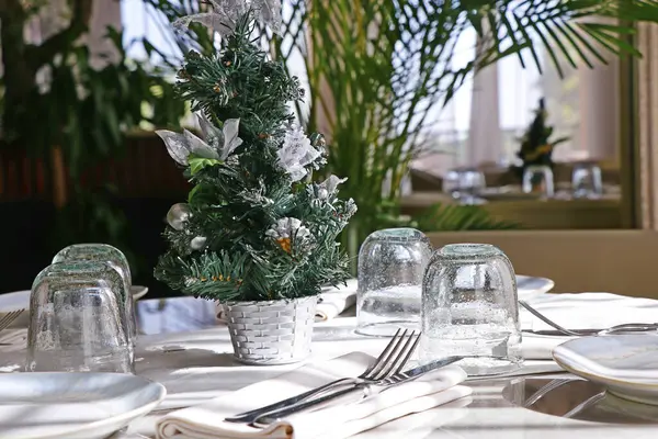 Árvore Natal Lindamente Decorado Com Mesa Jantar Criado — Fotografia de Stock