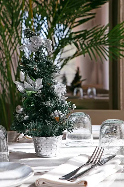 Όμορφα Διακοσμημένο Χριστουγεννιάτικο Δέντρο Ένα Τραπέζι Συνδυασμός Ασημί Και Πράσινου — Φωτογραφία Αρχείου