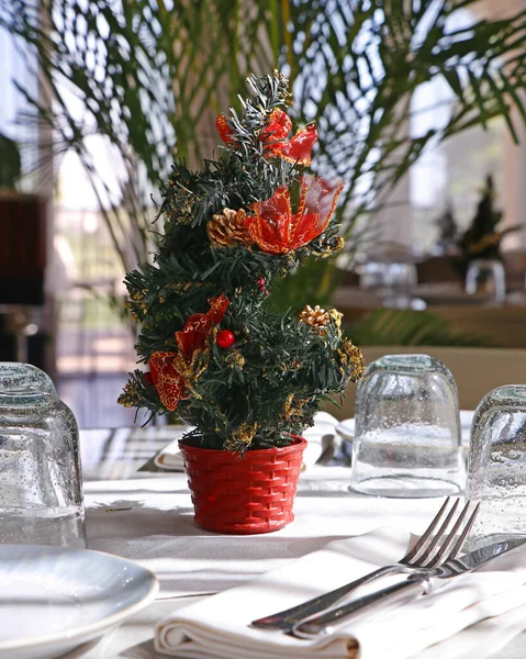 Τραπέζι Πλήρη Σετ Μαχαιροπίρουνα Και Διακόσμηση Χριστουγεννιάτικου Δέντρου — Φωτογραφία Αρχείου