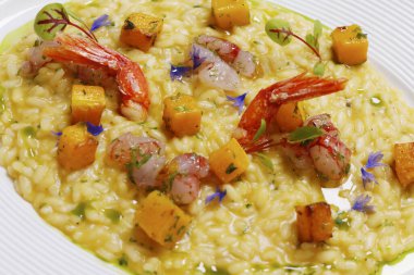 Kırmızı karidesli İtalyan balkabaklı risotto (gambero rosso) tartarı