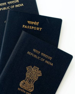 Beyaz arkaplanlı Hindistan pasaportu.