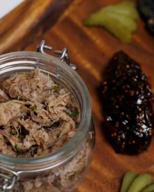 Ördek ya da domuz eti ezmesi ya da incir reçeli ve ahşap bir tahtaya yakın ekmekli rillet.