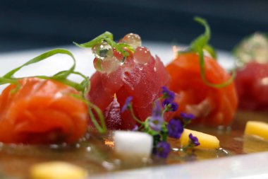 Taze ton balığı ve somon balığı. Japon saşimi. Yanında da miso nori sosu.