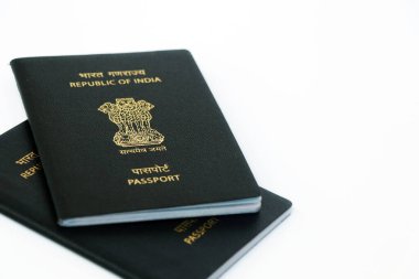 Beyaz bir arkaplanda yakın plan üzerinde iki Hint ulusal mavi pasaportu