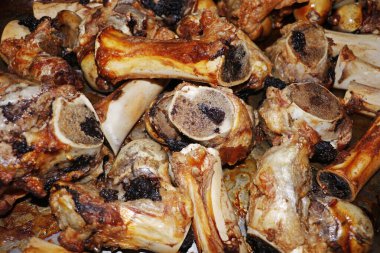 Kızarmış dana iliği kemiği ya da fırından et kemiği stok ya da sos hazırlamak için.