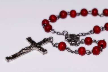 Kutsal tespih beyaz arka planda izole edilmiş.