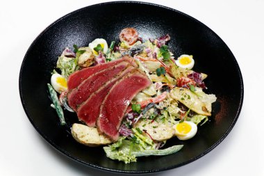 Otantik Fransız ton balığı salatası patates, domates, yeşil fasulye, yumurta ve marul.