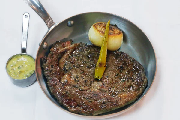 Bifteck Côtes Boeuf Grillé Avec Sauce Hollandise Oignon Rôti — Photo