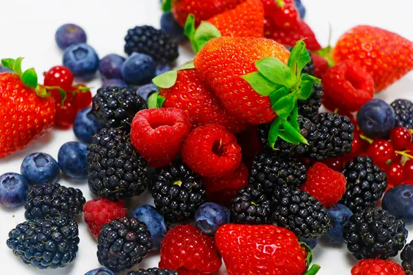 Φρέσκα Φρούτα Μούρα Λευκό Φόντο Περιλαμβάνει Φράουλα Βατόμουρο Μπλε Μούρο — Φωτογραφία Αρχείου