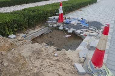 Yol kenarındaki dikkat direkleriyle derin kazılar.