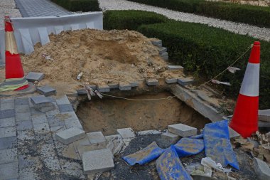 Yol kenarındaki dikkat direkleriyle derin kazılar, inşaatın bir parçası.