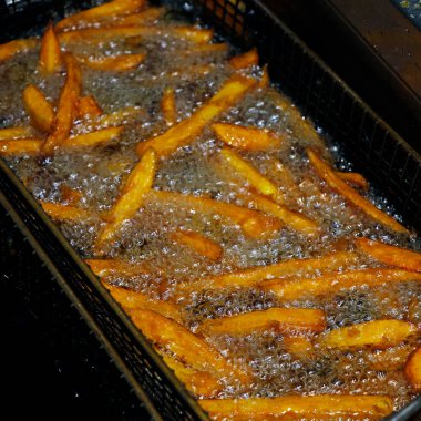 yağda kızartılmış patates kızartması (tatlı patates) ve sağlıksız ve abur cubur konsepti.