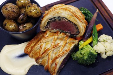 Geleneksel sığır eti tarifi ve poğaça, Fransız klasik tabak pithivier 'ine benzer.