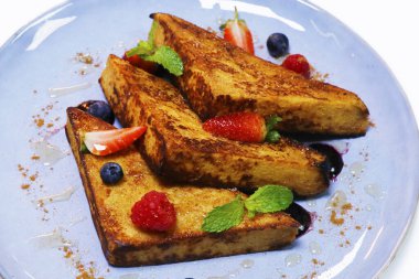 Fransız usulü kızarmış Brioche ekmeği ve taze böğürtlen. sağlıklı kahvaltı konsepti