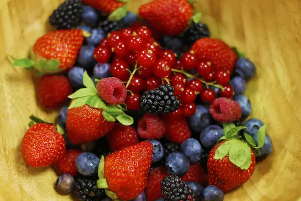 나무로 그릇에 신선한 과일은 라즈베리 포함합니다 — 스톡 사진
