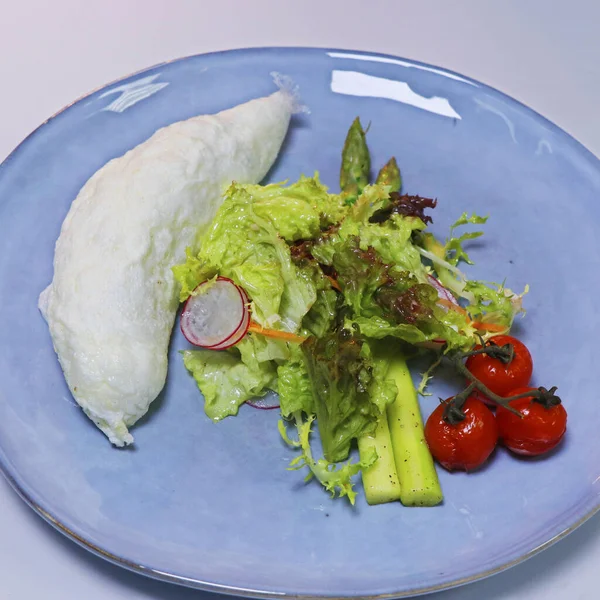 Vaječná Omeleta Rajčaty Chřestem Listy Salátu — Stock fotografie