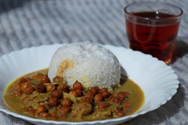 Geleneksel kerala (Hint) kahvaltı yemeği kombinasyonu, puttu kadala olarak bilinir.