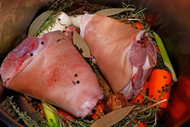 Domuz budu, aromatik otlar ve baharatlı kavrulmuş sebzeler.