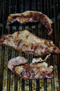 Kızarmış biftek ya da domuz pastırması.