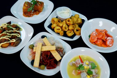 İspanyol İspanyol mezeleri. tapa İspanyol mutfağında bir aperatif veya aperatiftir ve İspanyol mutfağının küçük bir kısmına, marine edilmiş havuca, deniz ürünlerine, kalamar vb.