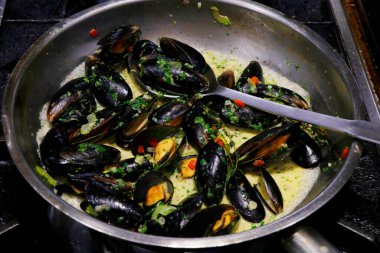 Midye güveci olarak bilinen midye yahnisi sıcak tavada pişirilmektedir.